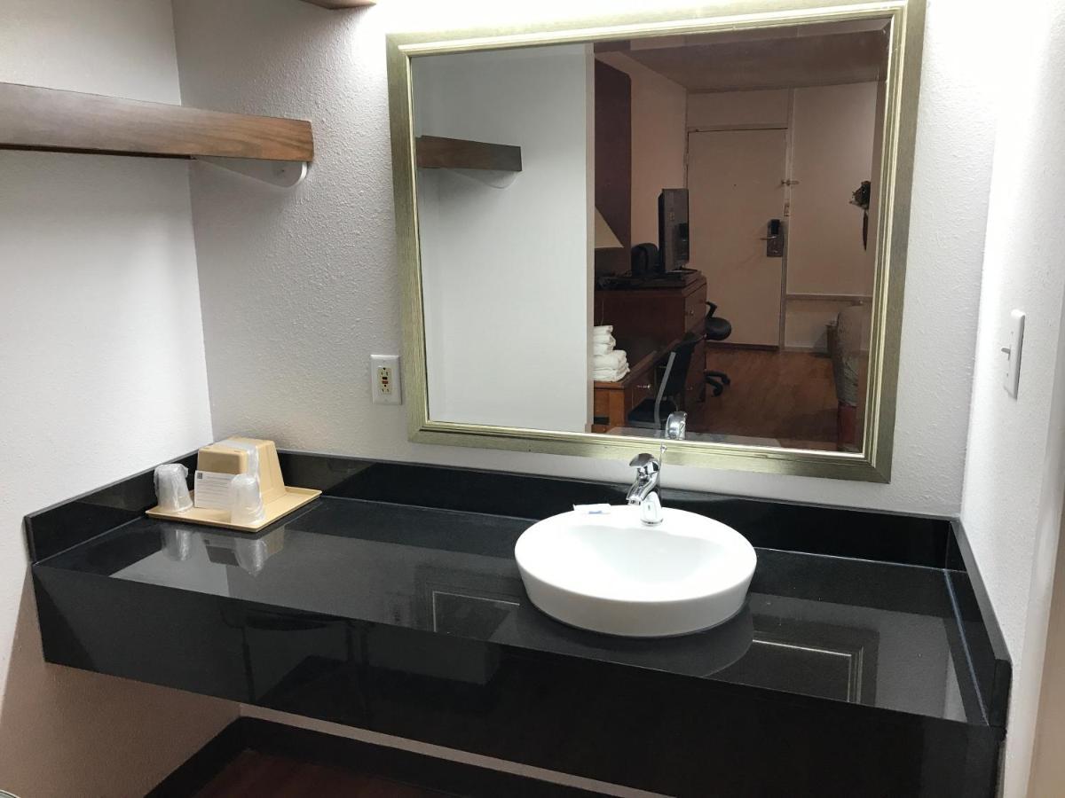 6-van Buren, Ar I- 40 Hotel